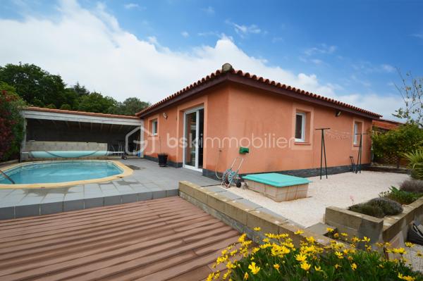 À Canet-en-Roussillon, au sein d’une résidence sécurisée, découvrez cette charmante villa de plain-pied trois faces (par le garage) d’environ 85 m² habitables, édifiée sur une parcelle de 200 m². Fonctionnelle et agréable à vivre, elle constitue un cadre idéal pour une résidence principale comme secondaire.
Dès l’entrée, vous serez séduit par une pièce de vie lumineuse, composée d’un salon-séjour exposé sud-ouest, offrant une belle luminosité tout au long de la journée. La cuisine semi-ouverte, moderne et entièrement équipée, s’intègre parfaitement à cet espace convivial.
La partie nuit se compose de trois chambres avec placards intégrés, idéales pour accueillir famille ou amis, d’une salle d’eau récemment rénovée aux prestations actuelles, ainsi que de WC indépendants.
À l’extérieur, vous profiterez d’un jardin soigneusement aménagé et arboré, agrémenté d’une piscine, d’une terrasse et d’un espace cuisine d’été abrité, parfait pour partager des moments de détente en toute intimité.
Un garage avec mezzanine vient compléter ce bien, offrant un espace de rangement supplémentaire ou de stationnement. La maison est également équipée de la climatisation, assurant un confort optimal en toute saison.
Une villa clé en main, alliant confort, sécurité et qualité de vie, à proximité des plages et des commodités. À découvrir sans tarder !
