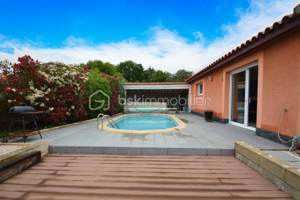 À Canet-en-Roussillon, au sein d’une résidence sécurisée, découvrez cette charmante villa de plain-pied trois faces (par le garage) d’environ 85 m² habitables, édifiée sur une parcelle de 200 m². Fonctionnelle et agréable à vivre, elle constitue un cadre idéal pour une résidence principale comme secondaire.
Dès l’entrée, vous serez séduit par une pièce de vie lumineuse, composée d’un salon-séjour exposé sud-ouest, offrant une belle luminosité tout au long de la journée. La cuisine semi-ouverte, moderne et entièrement équipée, s’intègre parfaitement à cet espace convivial.
La partie nuit se compose de trois chambres avec placards intégrés, idéales pour accueillir famille ou amis, d’une salle d’eau récemment rénovée aux prestations actuelles, ainsi que de WC indépendants.
À l’extérieur, vous profiterez d’un jardin soigneusement aménagé et arboré, agrémenté d’une piscine, d’une terrasse et d’un espace cuisine d’été abrité, parfait pour partager des moments de détente en toute intimité.
Un garage avec mezzanine vient compléter ce bien, offrant un espace de rangement supplémentaire ou de stationnement. La maison est également équipée de la climatisation, assurant un confort optimal en toute saison.
Une villa clé en main, alliant confort, sécurité et qualité de vie, à proximité des plages et des commodités. À découvrir sans tarder !