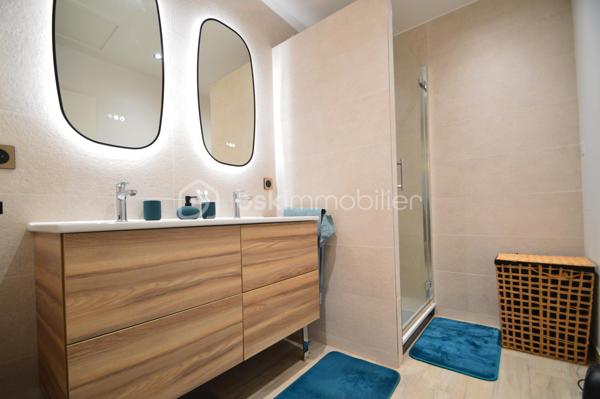 À Canet-en-Roussillon, au sein d’une résidence sécurisée, découvrez cette charmante villa de plain-pied trois faces (par le garage) d’environ 85 m² habitables, édifiée sur une parcelle de 200 m². Fonctionnelle et agréable à vivre, elle constitue un cadre idéal pour une résidence principale comme secondaire.
Dès l’entrée, vous serez séduit par une pièce de vie lumineuse, composée d’un salon-séjour exposé sud-ouest, offrant une belle luminosité tout au long de la journée. La cuisine semi-ouverte, moderne et entièrement équipée, s’intègre parfaitement à cet espace convivial.
La partie nuit se compose de trois chambres avec placards intégrés, idéales pour accueillir famille ou amis, d’une salle d’eau récemment rénovée aux prestations actuelles, ainsi que de WC indépendants.
À l’extérieur, vous profiterez d’un jardin soigneusement aménagé et arboré, agrémenté d’une piscine, d’une terrasse et d’un espace cuisine d’été abrité, parfait pour partager des moments de détente en toute intimité.
Un garage avec mezzanine vient compléter ce bien, offrant un espace de rangement supplémentaire ou de stationnement. La maison est également équipée de la climatisation, assurant un confort optimal en toute saison.
Une villa clé en main, alliant confort, sécurité et qualité de vie, à proximité des plages et des commodités. À découvrir sans tarder !