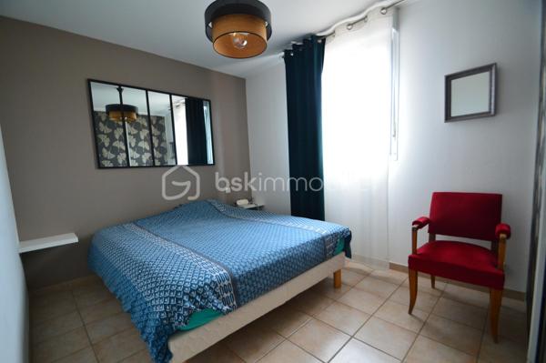 À Canet-en-Roussillon, au sein d’une résidence sécurisée, découvrez cette charmante villa de plain-pied trois faces (par le garage) d’environ 85 m² habitables, édifiée sur une parcelle de 200 m². Fonctionnelle et agréable à vivre, elle constitue un cadre idéal pour une résidence principale comme secondaire.
Dès l’entrée, vous serez séduit par une pièce de vie lumineuse, composée d’un salon-séjour exposé sud-ouest, offrant une belle luminosité tout au long de la journée. La cuisine semi-ouverte, moderne et entièrement équipée, s’intègre parfaitement à cet espace convivial.
La partie nuit se compose de trois chambres avec placards intégrés, idéales pour accueillir famille ou amis, d’une salle d’eau récemment rénovée aux prestations actuelles, ainsi que de WC indépendants.
À l’extérieur, vous profiterez d’un jardin soigneusement aménagé et arboré, agrémenté d’une piscine, d’une terrasse et d’un espace cuisine d’été abrité, parfait pour partager des moments de détente en toute intimité.
Un garage avec mezzanine vient compléter ce bien, offrant un espace de rangement supplémentaire ou de stationnement. La maison est également équipée de la climatisation, assurant un confort optimal en toute saison.
Une villa clé en main, alliant confort, sécurité et qualité de vie, à proximité des plages et des commodités. À découvrir sans tarder !