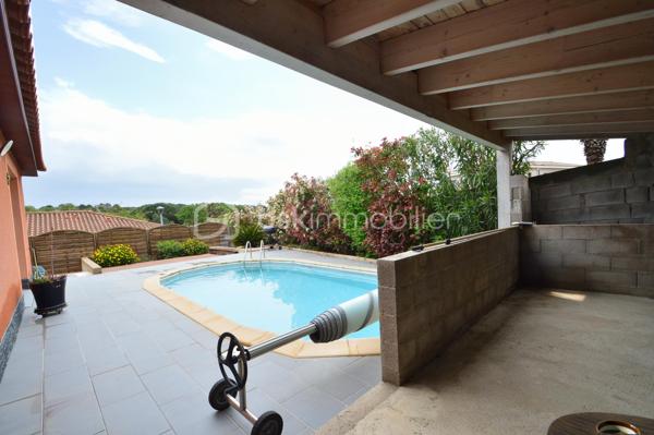 À Canet-en-Roussillon, au sein d’une résidence sécurisée, découvrez cette charmante villa de plain-pied trois faces (par le garage) d’environ 85 m² habitables, édifiée sur une parcelle de 200 m². Fonctionnelle et agréable à vivre, elle constitue un cadre idéal pour une résidence principale comme secondaire.
Dès l’entrée, vous serez séduit par une pièce de vie lumineuse, composée d’un salon-séjour exposé sud-ouest, offrant une belle luminosité tout au long de la journée. La cuisine semi-ouverte, moderne et entièrement équipée, s’intègre parfaitement à cet espace convivial.
La partie nuit se compose de trois chambres avec placards intégrés, idéales pour accueillir famille ou amis, d’une salle d’eau récemment rénovée aux prestations actuelles, ainsi que de WC indépendants.
À l’extérieur, vous profiterez d’un jardin soigneusement aménagé et arboré, agrémenté d’une piscine, d’une terrasse et d’un espace cuisine d’été abrité, parfait pour partager des moments de détente en toute intimité.
Un garage avec mezzanine vient compléter ce bien, offrant un espace de rangement supplémentaire ou de stationnement. La maison est également équipée de la climatisation, assurant un confort optimal en toute saison.
Une villa clé en main, alliant confort, sécurité et qualité de vie, à proximité des plages et des commodités. À découvrir sans tarder !