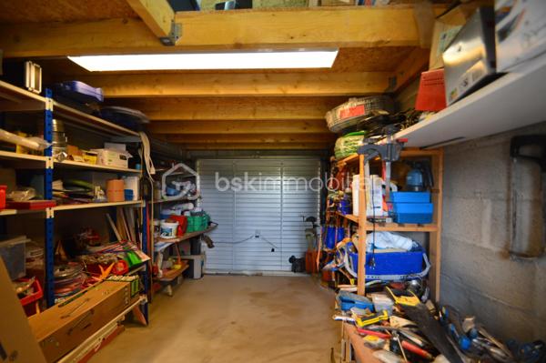 À Canet-en-Roussillon, au sein d’une résidence sécurisée, découvrez cette charmante villa de plain-pied trois faces (par le garage) d’environ 85 m² habitables, édifiée sur une parcelle de 200 m². Fonctionnelle et agréable à vivre, elle constitue un cadre idéal pour une résidence principale comme secondaire.
Dès l’entrée, vous serez séduit par une pièce de vie lumineuse, composée d’un salon-séjour exposé sud-ouest, offrant une belle luminosité tout au long de la journée. La cuisine semi-ouverte, moderne et entièrement équipée, s’intègre parfaitement à cet espace convivial.
La partie nuit se compose de trois chambres avec placards intégrés, idéales pour accueillir famille ou amis, d’une salle d’eau récemment rénovée aux prestations actuelles, ainsi que de WC indépendants.
À l’extérieur, vous profiterez d’un jardin soigneusement aménagé et arboré, agrémenté d’une piscine, d’une terrasse et d’un espace cuisine d’été abrité, parfait pour partager des moments de détente en toute intimité.
Un garage avec mezzanine vient compléter ce bien, offrant un espace de rangement supplémentaire ou de stationnement. La maison est également équipée de la climatisation, assurant un confort optimal en toute saison.
Une villa clé en main, alliant confort, sécurité et qualité de vie, à proximité des plages et des commodités. À découvrir sans tarder !