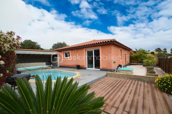 À Canet-en-Roussillon, au sein d’une résidence sécurisée, découvrez cette charmante villa de plain-pied trois faces (par le garage) d’environ 85 m² habitables, édifiée sur une parcelle de 200 m². Fonctionnelle et agréable à vivre, elle constitue un cadre idéal pour une résidence principale comme secondaire.
Dès l’entrée, vous serez séduit par une pièce de vie lumineuse, composée d’un salon-séjour exposé sud-ouest, offrant une belle luminosité tout au long de la journée. La cuisine semi-ouverte, moderne et entièrement équipée, s’intègre parfaitement à cet espace convivial.
La partie nuit se compose de trois chambres avec placards intégrés, idéales pour accueillir famille ou amis, d’une salle d’eau récemment rénovée aux prestations actuelles, ainsi que de WC indépendants.
À l’extérieur, vous profiterez d’un jardin soigneusement aménagé et arboré, agrémenté d’une piscine, d’une terrasse et d’un espace cuisine d’été abrité, parfait pour partager des moments de détente en toute intimité.
Un garage avec mezzanine vient compléter ce bien, offrant un espace de rangement supplémentaire ou de stationnement. La maison est également équipée de la climatisation, assurant un confort optimal en toute saison.
Une villa clé en main, alliant confort, sécurité et qualité de vie, à proximité des plages et des commodités. À découvrir sans tarder !