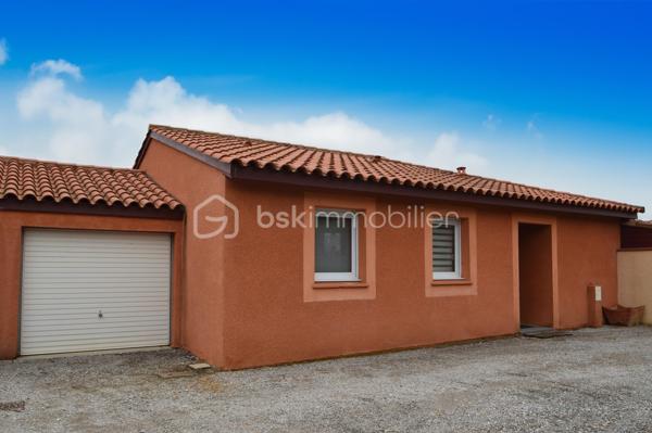 À Canet-en-Roussillon, au sein d’une résidence sécurisée, découvrez cette charmante villa de plain-pied trois faces (par le garage) d’environ 85 m² habitables, édifiée sur une parcelle de 200 m². Fonctionnelle et agréable à vivre, elle constitue un cadre idéal pour une résidence principale comme secondaire.
Dès l’entrée, vous serez séduit par une pièce de vie lumineuse, composée d’un salon-séjour exposé sud-ouest, offrant une belle luminosité tout au long de la journée. La cuisine semi-ouverte, moderne et entièrement équipée, s’intègre parfaitement à cet espace convivial.
La partie nuit se compose de trois chambres avec placards intégrés, idéales pour accueillir famille ou amis, d’une salle d’eau récemment rénovée aux prestations actuelles, ainsi que de WC indépendants.
À l’extérieur, vous profiterez d’un jardin soigneusement aménagé et arboré, agrémenté d’une piscine, d’une terrasse et d’un espace cuisine d’été abrité, parfait pour partager des moments de détente en toute intimité.
Un garage avec mezzanine vient compléter ce bien, offrant un espace de rangement supplémentaire ou de stationnement. La maison est également équipée de la climatisation, assurant un confort optimal en toute saison.
Une villa clé en main, alliant confort, sécurité et qualité de vie, à proximité des plages et des commodités. À découvrir sans tarder !