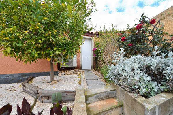 À Canet-en-Roussillon, au sein d’une résidence sécurisée, découvrez cette charmante villa de plain-pied trois faces (par le garage) d’environ 85 m² habitables, édifiée sur une parcelle de 200 m². Fonctionnelle et agréable à vivre, elle constitue un cadre idéal pour une résidence principale comme secondaire.
Dès l’entrée, vous serez séduit par une pièce de vie lumineuse, composée d’un salon-séjour exposé sud-ouest, offrant une belle luminosité tout au long de la journée. La cuisine semi-ouverte, moderne et entièrement équipée, s’intègre parfaitement à cet espace convivial.
La partie nuit se compose de trois chambres avec placards intégrés, idéales pour accueillir famille ou amis, d’une salle d’eau récemment rénovée aux prestations actuelles, ainsi que de WC indépendants.
À l’extérieur, vous profiterez d’un jardin soigneusement aménagé et arboré, agrémenté d’une piscine, d’une terrasse et d’un espace cuisine d’été abrité, parfait pour partager des moments de détente en toute intimité.
Un garage avec mezzanine vient compléter ce bien, offrant un espace de rangement supplémentaire ou de stationnement. La maison est également équipée de la climatisation, assurant un confort optimal en toute saison.
Une villa clé en main, alliant confort, sécurité et qualité de vie, à proximité des plages et des commodités. À découvrir sans tarder !