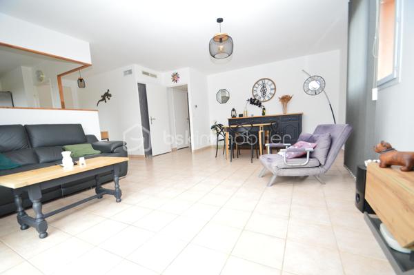 À Canet-en-Roussillon, au sein d’une résidence sécurisée, découvrez cette charmante villa de plain-pied trois faces (par le garage) d’environ 85 m² habitables, édifiée sur une parcelle de 200 m². Fonctionnelle et agréable à vivre, elle constitue un cadre idéal pour une résidence principale comme secondaire.
Dès l’entrée, vous serez séduit par une pièce de vie lumineuse, composée d’un salon-séjour exposé sud-ouest, offrant une belle luminosité tout au long de la journée. La cuisine semi-ouverte, moderne et entièrement équipée, s’intègre parfaitement à cet espace convivial.
La partie nuit se compose de trois chambres avec placards intégrés, idéales pour accueillir famille ou amis, d’une salle d’eau récemment rénovée aux prestations actuelles, ainsi que de WC indépendants.
À l’extérieur, vous profiterez d’un jardin soigneusement aménagé et arboré, agrémenté d’une piscine, d’une terrasse et d’un espace cuisine d’été abrité, parfait pour partager des moments de détente en toute intimité.
Un garage avec mezzanine vient compléter ce bien, offrant un espace de rangement supplémentaire ou de stationnement. La maison est également équipée de la climatisation, assurant un confort optimal en toute saison.
Une villa clé en main, alliant confort, sécurité et qualité de vie, à proximité des plages et des commodités. À découvrir sans tarder !
