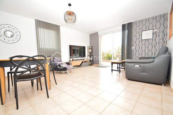 À Canet-en-Roussillon, au sein d’une résidence sécurisée, découvrez cette charmante villa de plain-pied trois faces (par le garage) d’environ 85 m² habitables, édifiée sur une parcelle de 200 m². Fonctionnelle et agréable à vivre, elle constitue un cadre idéal pour une résidence principale comme secondaire.
Dès l’entrée, vous serez séduit par une pièce de vie lumineuse, composée d’un salon-séjour exposé sud-ouest, offrant une belle luminosité tout au long de la journée. La cuisine semi-ouverte, moderne et entièrement équipée, s’intègre parfaitement à cet espace convivial.
La partie nuit se compose de trois chambres avec placards intégrés, idéales pour accueillir famille ou amis, d’une salle d’eau récemment rénovée aux prestations actuelles, ainsi que de WC indépendants.
À l’extérieur, vous profiterez d’un jardin soigneusement aménagé et arboré, agrémenté d’une piscine, d’une terrasse et d’un espace cuisine d’été abrité, parfait pour partager des moments de détente en toute intimité.
Un garage avec mezzanine vient compléter ce bien, offrant un espace de rangement supplémentaire ou de stationnement. La maison est également équipée de la climatisation, assurant un confort optimal en toute saison.
Une villa clé en main, alliant confort, sécurité et qualité de vie, à proximité des plages et des commodités. À découvrir sans tarder !
