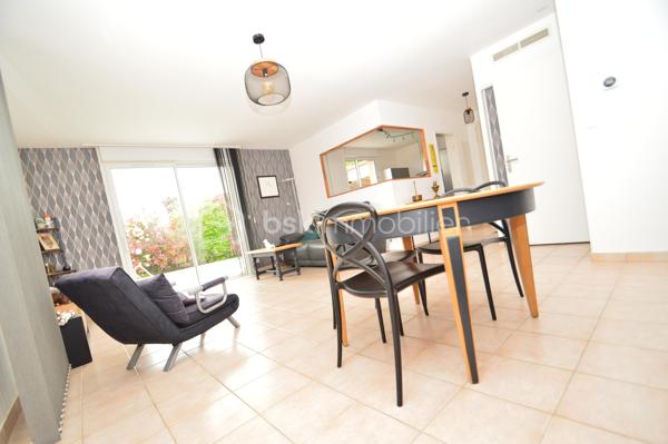 À Canet-en-Roussillon, au sein d’une résidence sécurisée, découvrez cette charmante villa de plain-pied trois faces (par le garage) d’environ 85 m² habitables, édifiée sur une parcelle de 200 m². Fonctionnelle et agréable à vivre, elle constitue un cadre idéal pour une résidence principale comme secondaire.
Dès l’entrée, vous serez séduit par une pièce de vie lumineuse, composée d’un salon-séjour exposé sud-ouest, offrant une belle luminosité tout au long de la journée. La cuisine semi-ouverte, moderne et entièrement équipée, s’intègre parfaitement à cet espace convivial.
La partie nuit se compose de trois chambres avec placards intégrés, idéales pour accueillir famille ou amis, d’une salle d’eau récemment rénovée aux prestations actuelles, ainsi que de WC indépendants.
À l’extérieur, vous profiterez d’un jardin soigneusement aménagé et arboré, agrémenté d’une piscine, d’une terrasse et d’un espace cuisine d’été abrité, parfait pour partager des moments de détente en toute intimité.
Un garage avec mezzanine vient compléter ce bien, offrant un espace de rangement supplémentaire ou de stationnement. La maison est également équipée de la climatisation, assurant un confort optimal en toute saison.
Une villa clé en main, alliant confort, sécurité et qualité de vie, à proximité des plages et des commodités. À découvrir sans tarder !