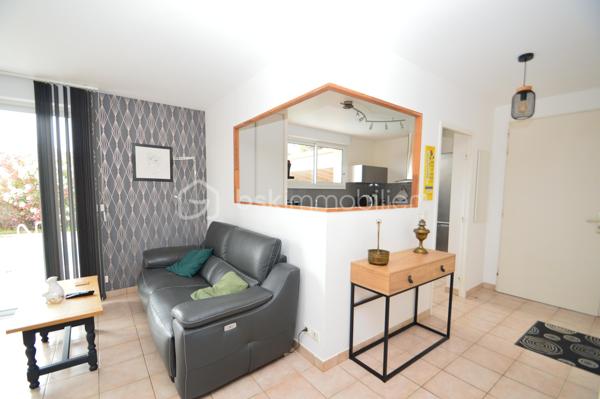 À Canet-en-Roussillon, au sein d’une résidence sécurisée, découvrez cette charmante villa de plain-pied trois faces (par le garage) d’environ 85 m² habitables, édifiée sur une parcelle de 200 m². Fonctionnelle et agréable à vivre, elle constitue un cadre idéal pour une résidence principale comme secondaire.
Dès l’entrée, vous serez séduit par une pièce de vie lumineuse, composée d’un salon-séjour exposé sud-ouest, offrant une belle luminosité tout au long de la journée. La cuisine semi-ouverte, moderne et entièrement équipée, s’intègre parfaitement à cet espace convivial.
La partie nuit se compose de trois chambres avec placards intégrés, idéales pour accueillir famille ou amis, d’une salle d’eau récemment rénovée aux prestations actuelles, ainsi que de WC indépendants.
À l’extérieur, vous profiterez d’un jardin soigneusement aménagé et arboré, agrémenté d’une piscine, d’une terrasse et d’un espace cuisine d’été abrité, parfait pour partager des moments de détente en toute intimité.
Un garage avec mezzanine vient compléter ce bien, offrant un espace de rangement supplémentaire ou de stationnement. La maison est également équipée de la climatisation, assurant un confort optimal en toute saison.
Une villa clé en main, alliant confort, sécurité et qualité de vie, à proximité des plages et des commodités. À découvrir sans tarder !