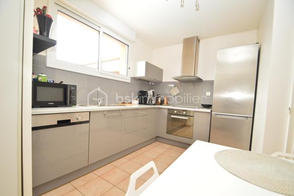 À Canet-en-Roussillon, au sein d’une résidence sécurisée, découvrez cette charmante villa de plain-pied trois faces (par le garage) d’environ 85 m² habitables, édifiée sur une parcelle de 200 m². Fonctionnelle et agréable à vivre, elle constitue un cadre idéal pour une résidence principale comme secondaire.
Dès l’entrée, vous serez séduit par une pièce de vie lumineuse, composée d’un salon-séjour exposé sud-ouest, offrant une belle luminosité tout au long de la journée. La cuisine semi-ouverte, moderne et entièrement équipée, s’intègre parfaitement à cet espace convivial.
La partie nuit se compose de trois chambres avec placards intégrés, idéales pour accueillir famille ou amis, d’une salle d’eau récemment rénovée aux prestations actuelles, ainsi que de WC indépendants.
À l’extérieur, vous profiterez d’un jardin soigneusement aménagé et arboré, agrémenté d’une piscine, d’une terrasse et d’un espace cuisine d’été abrité, parfait pour partager des moments de détente en toute intimité.
Un garage avec mezzanine vient compléter ce bien, offrant un espace de rangement supplémentaire ou de stationnement. La maison est également équipée de la climatisation, assurant un confort optimal en toute saison.
Une villa clé en main, alliant confort, sécurité et qualité de vie, à proximité des plages et des commodités. À découvrir sans tarder !