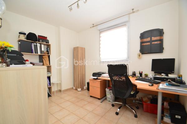 À Canet-en-Roussillon, au sein d’une résidence sécurisée, découvrez cette charmante villa de plain-pied trois faces (par le garage) d’environ 85 m² habitables, édifiée sur une parcelle de 200 m². Fonctionnelle et agréable à vivre, elle constitue un cadre idéal pour une résidence principale comme secondaire.
Dès l’entrée, vous serez séduit par une pièce de vie lumineuse, composée d’un salon-séjour exposé sud-ouest, offrant une belle luminosité tout au long de la journée. La cuisine semi-ouverte, moderne et entièrement équipée, s’intègre parfaitement à cet espace convivial.
La partie nuit se compose de trois chambres avec placards intégrés, idéales pour accueillir famille ou amis, d’une salle d’eau récemment rénovée aux prestations actuelles, ainsi que de WC indépendants.
À l’extérieur, vous profiterez d’un jardin soigneusement aménagé et arboré, agrémenté d’une piscine, d’une terrasse et d’un espace cuisine d’été abrité, parfait pour partager des moments de détente en toute intimité.
Un garage avec mezzanine vient compléter ce bien, offrant un espace de rangement supplémentaire ou de stationnement. La maison est également équipée de la climatisation, assurant un confort optimal en toute saison.
Une villa clé en main, alliant confort, sécurité et qualité de vie, à proximité des plages et des commodités. À découvrir sans tarder !