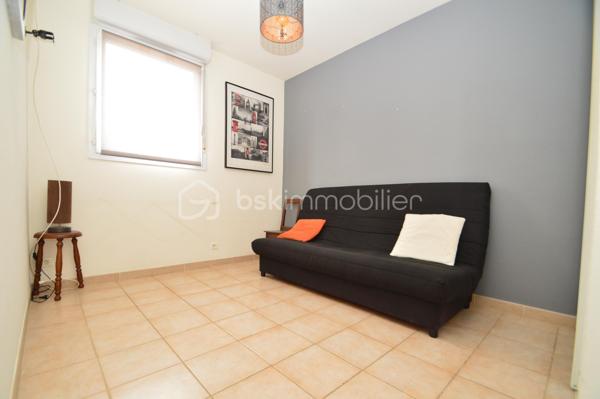 À Canet-en-Roussillon, au sein d’une résidence sécurisée, découvrez cette charmante villa de plain-pied trois faces (par le garage) d’environ 85 m² habitables, édifiée sur une parcelle de 200 m². Fonctionnelle et agréable à vivre, elle constitue un cadre idéal pour une résidence principale comme secondaire.
Dès l’entrée, vous serez séduit par une pièce de vie lumineuse, composée d’un salon-séjour exposé sud-ouest, offrant une belle luminosité tout au long de la journée. La cuisine semi-ouverte, moderne et entièrement équipée, s’intègre parfaitement à cet espace convivial.
La partie nuit se compose de trois chambres avec placards intégrés, idéales pour accueillir famille ou amis, d’une salle d’eau récemment rénovée aux prestations actuelles, ainsi que de WC indépendants.
À l’extérieur, vous profiterez d’un jardin soigneusement aménagé et arboré, agrémenté d’une piscine, d’une terrasse et d’un espace cuisine d’été abrité, parfait pour partager des moments de détente en toute intimité.
Un garage avec mezzanine vient compléter ce bien, offrant un espace de rangement supplémentaire ou de stationnement. La maison est également équipée de la climatisation, assurant un confort optimal en toute saison.
Une villa clé en main, alliant confort, sécurité et qualité de vie, à proximité des plages et des commodités. À découvrir sans tarder !