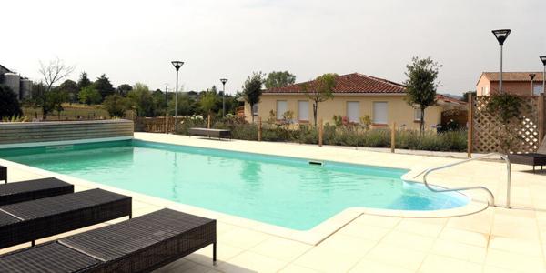 Villa de plain-pied avec garage, jardin et piscine à BASSAN