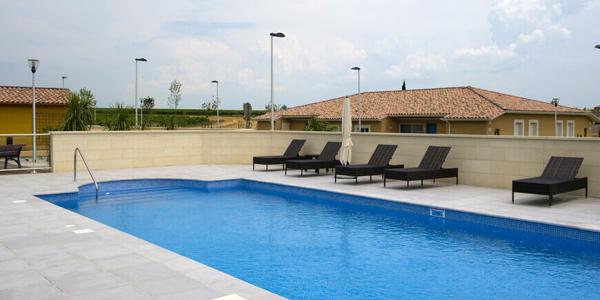 Villa de plain-pied avec garage, jardin et piscine à BASSAN