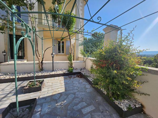 EXCLUSIVITE A LOUER A CHATEAUNEUF DE GADAGNE ENTRE AVIGNON ET L'ISLE SUR LA SORGUE - LOCAL D'ACTIVITE OU BUREAU PROFESSIONNEL e 27.70 m² de surface AVEC TERRASSE DE 11.46 M² - PARKING A PROXI