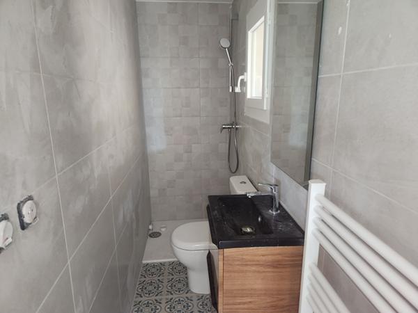 EXCLUSIVITE A LOUER A CHATEAUNEUF DE GADAGNE ENTRE AVIGNON ET L'ISLE SUR LA SORGUE - LOCAL D'ACTIVITE OU BUREAU PROFESSIONNEL e 27.70 m² de surface AVEC TERRASSE DE 11.46 M² - PARKING A PROXI