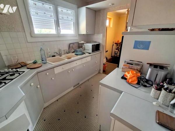 COUERON Bourg ! Maison de plain-pied 3 ch de 86 m2 sur sous-sol complet. Parc Boisé de 3157 m2