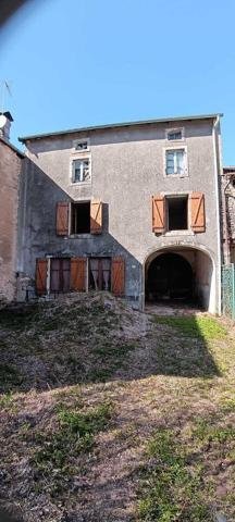 Maison avec dépendances à fort potentiel à Gruey-lès-Surance 45 000 €
