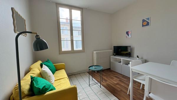 CHABAUDY NIORT - Grand studio meublé de 28m2 avec place de parking