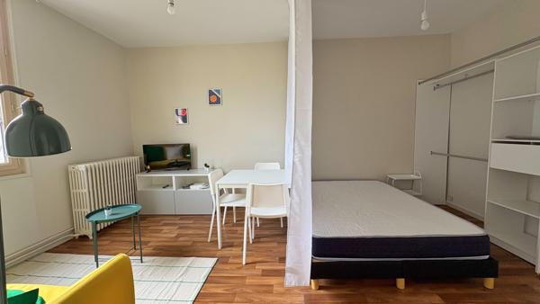 CHABAUDY NIORT - Grand studio meublé de 28m2 avec place de parking