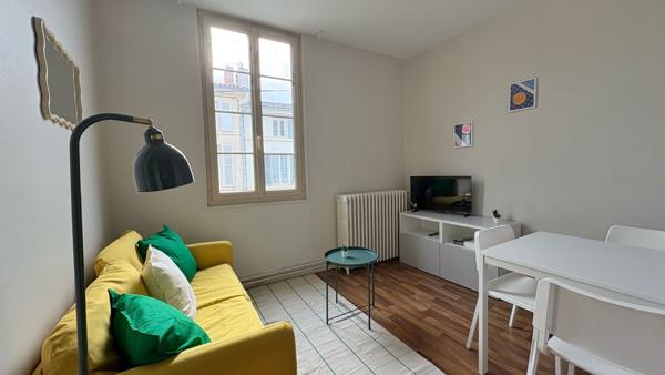 CHABAUDY NIORT - Grand studio meublé de 28m2 avec place de parking