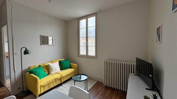 CHABAUDY NIORT - Grand studio meublé de 28m2 avec place de parking