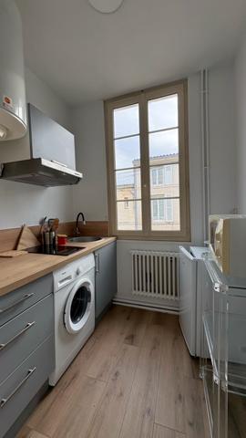 CHABAUDY NIORT - Grand studio meublé de 28m2 avec place de parking