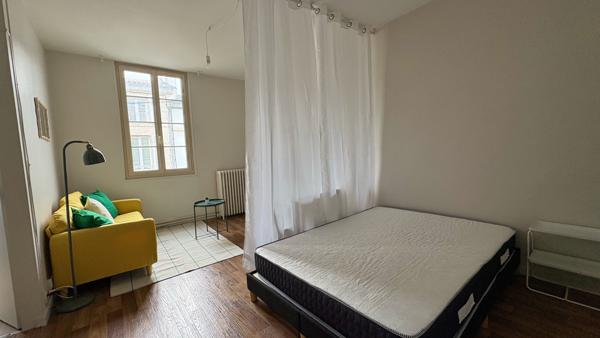 CHABAUDY NIORT - Grand studio meublé de 28m2 avec place de parking
