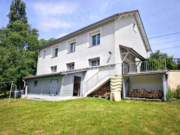 À seulement quelques minutes de Boën-sur-Lignon, de Saint Gremain Laval  et de l'accès autoroutier, venez découvrir cette agréable maison familiale de 142 m² habitables, implantée sur une magnifique parcelle arborée de 2 394 m² offrant espace, calme et qualité de vie.

Dès l'entrée, vous serez séduits par les volumes et la luminosité de cette maison familiale, où chaque espace a été pensé pour offrir confort et praticité au quotidien. Le poêle à bois apporte une touche chaleureuse à cet espace de vie convivial.

Le rez-de-chaussée propose une cuisine équipée indépendante, un lumineux séjour de près de 29 m², trois chambres confortables, une salle d'eau avec douche à l'italienne ainsi qu'un WC indépendant.

Véritable atout de cette maison, les trois chambres sont situées sur le niveau principal, permettant une vie de plain-pied particulièrement confortable au quotidien.

À l'étage, une vaste pièce aménagée d'environ 40 m² habitables offre de nombreuses possibilités : dortoir, salle de jeux, espace détente, bureau, atelier créatif ou chambre supplémentaire selon vos besoins. Un WC avec lavabo complète cet espace. Les combles offrent ainsi un véritable lieu de vie complémentaire pour accueillir famille et amis.

Le sous-sol complet constitue un autre point fort du bien. Il comprend un garage de plus de 34 m², une cave, un vaste dégagement, une cuisine d'été ainsi qu'une salle d'eau avec WC. Un ensemble particulièrement appréciable pour une grande famille, un artisan ou toute personne recherchant de nombreux espaces de rangement et de stockage.

À l'extérieur, le terrain arboré de 2 394 m² offre un environnement verdoyant et agréable à vivre. Vous profiterez également d'une cabane de jardin ainsi que d'un second abri situé à proximité de la maison, apportant des espaces de stockage supplémentaires très pratiques au quotidien.

Côté confort, la maison bénéficie du double vitrage PVC, de la fibre optique, du tout-à-l'égout, d'un chauffage assuré par une chaudière fioul à condensation complétée par un poêle à bois. Les fenêtres des chambres sont équipées de moustiquaires intégrées, un confort particulièrement apprécié durant la belle saison. Son classement énergétique D témoigne d'un niveau de performance équilibré pour ce type de construction.

Une maison entretenue, fonctionnelle et pleine de potentiel, idéale pour une famille en quête d'espace et de tranquillité, tout en restant proche des commodités et des principaux axes de circulation.

Une visite suffira pour en apprécier tout le potentiel.