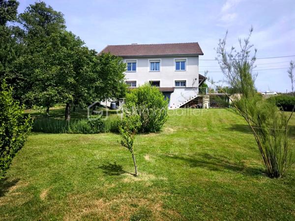 À seulement quelques minutes de Boën-sur-Lignon, de Saint Gremain Laval  et de l'accès autoroutier, venez découvrir cette agréable maison familiale de 142 m² habitables, implantée sur une magnifique parcelle arborée de 2 394 m² offrant espace, calme et qualité de vie.

Dès l'entrée, vous serez séduits par les volumes et la luminosité de cette maison familiale, où chaque espace a été pensé pour offrir confort et praticité au quotidien. Le poêle à bois apporte une touche chaleureuse à cet espace de vie convivial.

Le rez-de-chaussée propose une cuisine équipée indépendante, un lumineux séjour de près de 29 m², trois chambres confortables, une salle d'eau avec douche à l'italienne ainsi qu'un WC indépendant.

Véritable atout de cette maison, les trois chambres sont situées sur le niveau principal, permettant une vie de plain-pied particulièrement confortable au quotidien.

À l'étage, une vaste pièce aménagée d'environ 40 m² habitables offre de nombreuses possibilités : dortoir, salle de jeux, espace détente, bureau, atelier créatif ou chambre supplémentaire selon vos besoins. Un WC avec lavabo complète cet espace. Les combles offrent ainsi un véritable lieu de vie complémentaire pour accueillir famille et amis.

Le sous-sol complet constitue un autre point fort du bien. Il comprend un garage de plus de 34 m², une cave, un vaste dégagement, une cuisine d'été ainsi qu'une salle d'eau avec WC. Un ensemble particulièrement appréciable pour une grande famille, un artisan ou toute personne recherchant de nombreux espaces de rangement et de stockage.

À l'extérieur, le terrain arboré de 2 394 m² offre un environnement verdoyant et agréable à vivre. Vous profiterez également d'une cabane de jardin ainsi que d'un second abri situé à proximité de la maison, apportant des espaces de stockage supplémentaires très pratiques au quotidien.

Côté confort, la maison bénéficie du double vitrage PVC, de la fibre optique, du tout-à-l'égout, d'un chauffage assuré par une chaudière fioul à condensation complétée par un poêle à bois. Les fenêtres des chambres sont équipées de moustiquaires intégrées, un confort particulièrement apprécié durant la belle saison. Son classement énergétique D témoigne d'un niveau de performance équilibré pour ce type de construction.

Une maison entretenue, fonctionnelle et pleine de potentiel, idéale pour une famille en quête d'espace et de tranquillité, tout en restant proche des commodités et des principaux axes de circulation.

Une visite suffira pour en apprécier tout le potentiel.