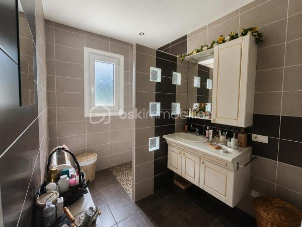 À seulement quelques minutes de Boën-sur-Lignon, de Saint Gremain Laval  et de l'accès autoroutier, venez découvrir cette agréable maison familiale de 142 m² habitables, implantée sur une magnifique parcelle arborée de 2 394 m² offrant espace, calme et qualité de vie.

Dès l'entrée, vous serez séduits par les volumes et la luminosité de cette maison familiale, où chaque espace a été pensé pour offrir confort et praticité au quotidien. Le poêle à bois apporte une touche chaleureuse à cet espace de vie convivial.

Le rez-de-chaussée propose une cuisine équipée indépendante, un lumineux séjour de près de 29 m², trois chambres confortables, une salle d'eau avec douche à l'italienne ainsi qu'un WC indépendant.

Véritable atout de cette maison, les trois chambres sont situées sur le niveau principal, permettant une vie de plain-pied particulièrement confortable au quotidien.

À l'étage, une vaste pièce aménagée d'environ 40 m² habitables offre de nombreuses possibilités : dortoir, salle de jeux, espace détente, bureau, atelier créatif ou chambre supplémentaire selon vos besoins. Un WC avec lavabo complète cet espace. Les combles offrent ainsi un véritable lieu de vie complémentaire pour accueillir famille et amis.

Le sous-sol complet constitue un autre point fort du bien. Il comprend un garage de plus de 34 m², une cave, un vaste dégagement, une cuisine d'été ainsi qu'une salle d'eau avec WC. Un ensemble particulièrement appréciable pour une grande famille, un artisan ou toute personne recherchant de nombreux espaces de rangement et de stockage.

À l'extérieur, le terrain arboré de 2 394 m² offre un environnement verdoyant et agréable à vivre. Vous profiterez également d'une cabane de jardin ainsi que d'un second abri situé à proximité de la maison, apportant des espaces de stockage supplémentaires très pratiques au quotidien.

Côté confort, la maison bénéficie du double vitrage PVC, de la fibre optique, du tout-à-l'égout, d'un chauffage assuré par une chaudière fioul à condensation complétée par un poêle à bois. Les fenêtres des chambres sont équipées de moustiquaires intégrées, un confort particulièrement apprécié durant la belle saison. Son classement énergétique D témoigne d'un niveau de performance équilibré pour ce type de construction.

Une maison entretenue, fonctionnelle et pleine de potentiel, idéale pour une famille en quête d'espace et de tranquillité, tout en restant proche des commodités et des principaux axes de circulation.

Une visite suffira pour en apprécier tout le potentiel.