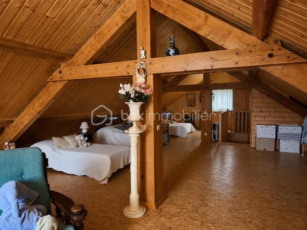 À seulement quelques minutes de Boën-sur-Lignon, de Saint Gremain Laval  et de l'accès autoroutier, venez découvrir cette agréable maison familiale de 142 m² habitables, implantée sur une magnifique parcelle arborée de 2 394 m² offrant espace, calme et qualité de vie.

Dès l'entrée, vous serez séduits par les volumes et la luminosité de cette maison familiale, où chaque espace a été pensé pour offrir confort et praticité au quotidien. Le poêle à bois apporte une touche chaleureuse à cet espace de vie convivial.

Le rez-de-chaussée propose une cuisine équipée indépendante, un lumineux séjour de près de 29 m², trois chambres confortables, une salle d'eau avec douche à l'italienne ainsi qu'un WC indépendant.

Véritable atout de cette maison, les trois chambres sont situées sur le niveau principal, permettant une vie de plain-pied particulièrement confortable au quotidien.

À l'étage, une vaste pièce aménagée d'environ 40 m² habitables offre de nombreuses possibilités : dortoir, salle de jeux, espace détente, bureau, atelier créatif ou chambre supplémentaire selon vos besoins. Un WC avec lavabo complète cet espace. Les combles offrent ainsi un véritable lieu de vie complémentaire pour accueillir famille et amis.

Le sous-sol complet constitue un autre point fort du bien. Il comprend un garage de plus de 34 m², une cave, un vaste dégagement, une cuisine d'été ainsi qu'une salle d'eau avec WC. Un ensemble particulièrement appréciable pour une grande famille, un artisan ou toute personne recherchant de nombreux espaces de rangement et de stockage.

À l'extérieur, le terrain arboré de 2 394 m² offre un environnement verdoyant et agréable à vivre. Vous profiterez également d'une cabane de jardin ainsi que d'un second abri situé à proximité de la maison, apportant des espaces de stockage supplémentaires très pratiques au quotidien.

Côté confort, la maison bénéficie du double vitrage PVC, de la fibre optique, du tout-à-l'égout, d'un chauffage assuré par une chaudière fioul à condensation complétée par un poêle à bois. Les fenêtres des chambres sont équipées de moustiquaires intégrées, un confort particulièrement apprécié durant la belle saison. Son classement énergétique D témoigne d'un niveau de performance équilibré pour ce type de construction.

Une maison entretenue, fonctionnelle et pleine de potentiel, idéale pour une famille en quête d'espace et de tranquillité, tout en restant proche des commodités et des principaux axes de circulation.

Une visite suffira pour en apprécier tout le potentiel.