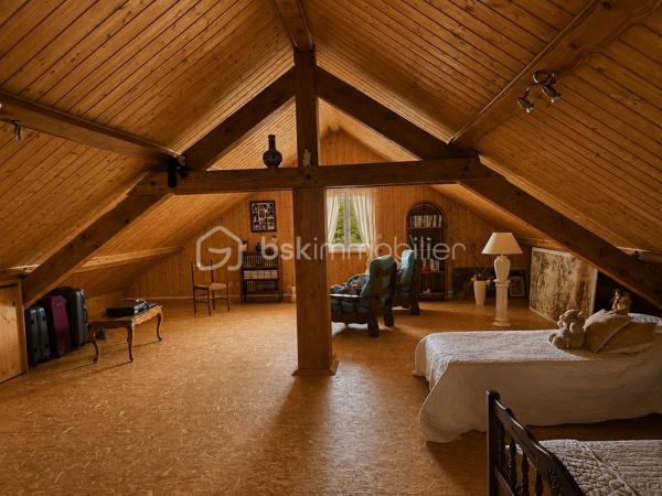 À seulement quelques minutes de Boën-sur-Lignon, de Saint Gremain Laval  et de l'accès autoroutier, venez découvrir cette agréable maison familiale de 142 m² habitables, implantée sur une magnifique parcelle arborée de 2 394 m² offrant espace, calme et qualité de vie.

Dès l'entrée, vous serez séduits par les volumes et la luminosité de cette maison familiale, où chaque espace a été pensé pour offrir confort et praticité au quotidien. Le poêle à bois apporte une touche chaleureuse à cet espace de vie convivial.

Le rez-de-chaussée propose une cuisine équipée indépendante, un lumineux séjour de près de 29 m², trois chambres confortables, une salle d'eau avec douche à l'italienne ainsi qu'un WC indépendant.

Véritable atout de cette maison, les trois chambres sont situées sur le niveau principal, permettant une vie de plain-pied particulièrement confortable au quotidien.

À l'étage, une vaste pièce aménagée d'environ 40 m² habitables offre de nombreuses possibilités : dortoir, salle de jeux, espace détente, bureau, atelier créatif ou chambre supplémentaire selon vos besoins. Un WC avec lavabo complète cet espace. Les combles offrent ainsi un véritable lieu de vie complémentaire pour accueillir famille et amis.

Le sous-sol complet constitue un autre point fort du bien. Il comprend un garage de plus de 34 m², une cave, un vaste dégagement, une cuisine d'été ainsi qu'une salle d'eau avec WC. Un ensemble particulièrement appréciable pour une grande famille, un artisan ou toute personne recherchant de nombreux espaces de rangement et de stockage.

À l'extérieur, le terrain arboré de 2 394 m² offre un environnement verdoyant et agréable à vivre. Vous profiterez également d'une cabane de jardin ainsi que d'un second abri situé à proximité de la maison, apportant des espaces de stockage supplémentaires très pratiques au quotidien.

Côté confort, la maison bénéficie du double vitrage PVC, de la fibre optique, du tout-à-l'égout, d'un chauffage assuré par une chaudière fioul à condensation complétée par un poêle à bois. Les fenêtres des chambres sont équipées de moustiquaires intégrées, un confort particulièrement apprécié durant la belle saison. Son classement énergétique D témoigne d'un niveau de performance équilibré pour ce type de construction.

Une maison entretenue, fonctionnelle et pleine de potentiel, idéale pour une famille en quête d'espace et de tranquillité, tout en restant proche des commodités et des principaux axes de circulation.

Une visite suffira pour en apprécier tout le potentiel.