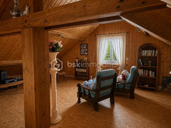 À seulement quelques minutes de Boën-sur-Lignon, de Saint Gremain Laval  et de l'accès autoroutier, venez découvrir cette agréable maison familiale de 142 m² habitables, implantée sur une magnifique parcelle arborée de 2 394 m² offrant espace, calme et qualité de vie.

Dès l'entrée, vous serez séduits par les volumes et la luminosité de cette maison familiale, où chaque espace a été pensé pour offrir confort et praticité au quotidien. Le poêle à bois apporte une touche chaleureuse à cet espace de vie convivial.

Le rez-de-chaussée propose une cuisine équipée indépendante, un lumineux séjour de près de 29 m², trois chambres confortables, une salle d'eau avec douche à l'italienne ainsi qu'un WC indépendant.

Véritable atout de cette maison, les trois chambres sont situées sur le niveau principal, permettant une vie de plain-pied particulièrement confortable au quotidien.

À l'étage, une vaste pièce aménagée d'environ 40 m² habitables offre de nombreuses possibilités : dortoir, salle de jeux, espace détente, bureau, atelier créatif ou chambre supplémentaire selon vos besoins. Un WC avec lavabo complète cet espace. Les combles offrent ainsi un véritable lieu de vie complémentaire pour accueillir famille et amis.

Le sous-sol complet constitue un autre point fort du bien. Il comprend un garage de plus de 34 m², une cave, un vaste dégagement, une cuisine d'été ainsi qu'une salle d'eau avec WC. Un ensemble particulièrement appréciable pour une grande famille, un artisan ou toute personne recherchant de nombreux espaces de rangement et de stockage.

À l'extérieur, le terrain arboré de 2 394 m² offre un environnement verdoyant et agréable à vivre. Vous profiterez également d'une cabane de jardin ainsi que d'un second abri situé à proximité de la maison, apportant des espaces de stockage supplémentaires très pratiques au quotidien.

Côté confort, la maison bénéficie du double vitrage PVC, de la fibre optique, du tout-à-l'égout, d'un chauffage assuré par une chaudière fioul à condensation complétée par un poêle à bois. Les fenêtres des chambres sont équipées de moustiquaires intégrées, un confort particulièrement apprécié durant la belle saison. Son classement énergétique D témoigne d'un niveau de performance équilibré pour ce type de construction.

Une maison entretenue, fonctionnelle et pleine de potentiel, idéale pour une famille en quête d'espace et de tranquillité, tout en restant proche des commodités et des principaux axes de circulation.

Une visite suffira pour en apprécier tout le potentiel.