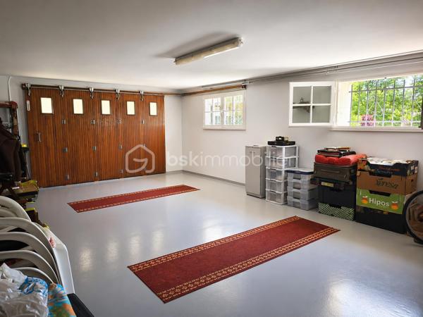 À seulement quelques minutes de Boën-sur-Lignon, de Saint Gremain Laval  et de l'accès autoroutier, venez découvrir cette agréable maison familiale de 142 m² habitables, implantée sur une magnifique parcelle arborée de 2 394 m² offrant espace, calme et qualité de vie.

Dès l'entrée, vous serez séduits par les volumes et la luminosité de cette maison familiale, où chaque espace a été pensé pour offrir confort et praticité au quotidien. Le poêle à bois apporte une touche chaleureuse à cet espace de vie convivial.

Le rez-de-chaussée propose une cuisine équipée indépendante, un lumineux séjour de près de 29 m², trois chambres confortables, une salle d'eau avec douche à l'italienne ainsi qu'un WC indépendant.

Véritable atout de cette maison, les trois chambres sont situées sur le niveau principal, permettant une vie de plain-pied particulièrement confortable au quotidien.

À l'étage, une vaste pièce aménagée d'environ 40 m² habitables offre de nombreuses possibilités : dortoir, salle de jeux, espace détente, bureau, atelier créatif ou chambre supplémentaire selon vos besoins. Un WC avec lavabo complète cet espace. Les combles offrent ainsi un véritable lieu de vie complémentaire pour accueillir famille et amis.

Le sous-sol complet constitue un autre point fort du bien. Il comprend un garage de plus de 34 m², une cave, un vaste dégagement, une cuisine d'été ainsi qu'une salle d'eau avec WC. Un ensemble particulièrement appréciable pour une grande famille, un artisan ou toute personne recherchant de nombreux espaces de rangement et de stockage.

À l'extérieur, le terrain arboré de 2 394 m² offre un environnement verdoyant et agréable à vivre. Vous profiterez également d'une cabane de jardin ainsi que d'un second abri situé à proximité de la maison, apportant des espaces de stockage supplémentaires très pratiques au quotidien.

Côté confort, la maison bénéficie du double vitrage PVC, de la fibre optique, du tout-à-l'égout, d'un chauffage assuré par une chaudière fioul à condensation complétée par un poêle à bois. Les fenêtres des chambres sont équipées de moustiquaires intégrées, un confort particulièrement apprécié durant la belle saison. Son classement énergétique D témoigne d'un niveau de performance équilibré pour ce type de construction.

Une maison entretenue, fonctionnelle et pleine de potentiel, idéale pour une famille en quête d'espace et de tranquillité, tout en restant proche des commodités et des principaux axes de circulation.

Une visite suffira pour en apprécier tout le potentiel.