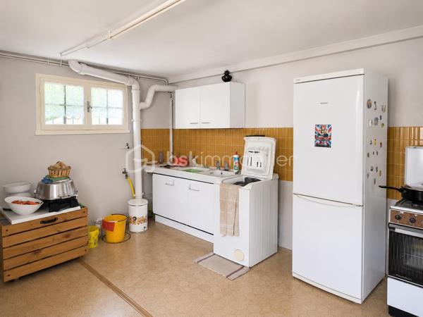À seulement quelques minutes de Boën-sur-Lignon, de Saint Gremain Laval  et de l'accès autoroutier, venez découvrir cette agréable maison familiale de 142 m² habitables, implantée sur une magnifique parcelle arborée de 2 394 m² offrant espace, calme et qualité de vie.

Dès l'entrée, vous serez séduits par les volumes et la luminosité de cette maison familiale, où chaque espace a été pensé pour offrir confort et praticité au quotidien. Le poêle à bois apporte une touche chaleureuse à cet espace de vie convivial.

Le rez-de-chaussée propose une cuisine équipée indépendante, un lumineux séjour de près de 29 m², trois chambres confortables, une salle d'eau avec douche à l'italienne ainsi qu'un WC indépendant.

Véritable atout de cette maison, les trois chambres sont situées sur le niveau principal, permettant une vie de plain-pied particulièrement confortable au quotidien.

À l'étage, une vaste pièce aménagée d'environ 40 m² habitables offre de nombreuses possibilités : dortoir, salle de jeux, espace détente, bureau, atelier créatif ou chambre supplémentaire selon vos besoins. Un WC avec lavabo complète cet espace. Les combles offrent ainsi un véritable lieu de vie complémentaire pour accueillir famille et amis.

Le sous-sol complet constitue un autre point fort du bien. Il comprend un garage de plus de 34 m², une cave, un vaste dégagement, une cuisine d'été ainsi qu'une salle d'eau avec WC. Un ensemble particulièrement appréciable pour une grande famille, un artisan ou toute personne recherchant de nombreux espaces de rangement et de stockage.

À l'extérieur, le terrain arboré de 2 394 m² offre un environnement verdoyant et agréable à vivre. Vous profiterez également d'une cabane de jardin ainsi que d'un second abri situé à proximité de la maison, apportant des espaces de stockage supplémentaires très pratiques au quotidien.

Côté confort, la maison bénéficie du double vitrage PVC, de la fibre optique, du tout-à-l'égout, d'un chauffage assuré par une chaudière fioul à condensation complétée par un poêle à bois. Les fenêtres des chambres sont équipées de moustiquaires intégrées, un confort particulièrement apprécié durant la belle saison. Son classement énergétique D témoigne d'un niveau de performance équilibré pour ce type de construction.

Une maison entretenue, fonctionnelle et pleine de potentiel, idéale pour une famille en quête d'espace et de tranquillité, tout en restant proche des commodités et des principaux axes de circulation.

Une visite suffira pour en apprécier tout le potentiel.