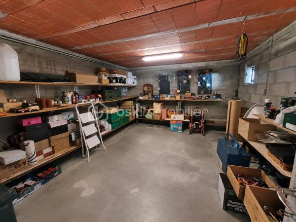 À seulement quelques minutes de Boën-sur-Lignon, de Saint Gremain Laval  et de l'accès autoroutier, venez découvrir cette agréable maison familiale de 142 m² habitables, implantée sur une magnifique parcelle arborée de 2 394 m² offrant espace, calme et qualité de vie.

Dès l'entrée, vous serez séduits par les volumes et la luminosité de cette maison familiale, où chaque espace a été pensé pour offrir confort et praticité au quotidien. Le poêle à bois apporte une touche chaleureuse à cet espace de vie convivial.

Le rez-de-chaussée propose une cuisine équipée indépendante, un lumineux séjour de près de 29 m², trois chambres confortables, une salle d'eau avec douche à l'italienne ainsi qu'un WC indépendant.

Véritable atout de cette maison, les trois chambres sont situées sur le niveau principal, permettant une vie de plain-pied particulièrement confortable au quotidien.

À l'étage, une vaste pièce aménagée d'environ 40 m² habitables offre de nombreuses possibilités : dortoir, salle de jeux, espace détente, bureau, atelier créatif ou chambre supplémentaire selon vos besoins. Un WC avec lavabo complète cet espace. Les combles offrent ainsi un véritable lieu de vie complémentaire pour accueillir famille et amis.

Le sous-sol complet constitue un autre point fort du bien. Il comprend un garage de plus de 34 m², une cave, un vaste dégagement, une cuisine d'été ainsi qu'une salle d'eau avec WC. Un ensemble particulièrement appréciable pour une grande famille, un artisan ou toute personne recherchant de nombreux espaces de rangement et de stockage.

À l'extérieur, le terrain arboré de 2 394 m² offre un environnement verdoyant et agréable à vivre. Vous profiterez également d'une cabane de jardin ainsi que d'un second abri situé à proximité de la maison, apportant des espaces de stockage supplémentaires très pratiques au quotidien.

Côté confort, la maison bénéficie du double vitrage PVC, de la fibre optique, du tout-à-l'égout, d'un chauffage assuré par une chaudière fioul à condensation complétée par un poêle à bois. Les fenêtres des chambres sont équipées de moustiquaires intégrées, un confort particulièrement apprécié durant la belle saison. Son classement énergétique D témoigne d'un niveau de performance équilibré pour ce type de construction.

Une maison entretenue, fonctionnelle et pleine de potentiel, idéale pour une famille en quête d'espace et de tranquillité, tout en restant proche des commodités et des principaux axes de circulation.

Une visite suffira pour en apprécier tout le potentiel.
