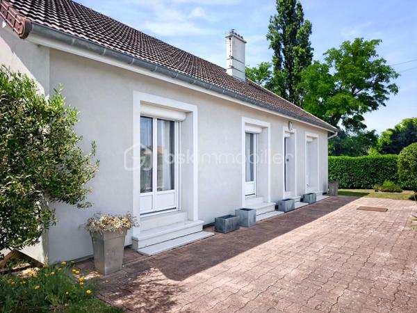 À seulement quelques minutes de Boën-sur-Lignon, de Saint Gremain Laval  et de l'accès autoroutier, venez découvrir cette agréable maison familiale de 142 m² habitables, implantée sur une magnifique parcelle arborée de 2 394 m² offrant espace, calme et qualité de vie.

Dès l'entrée, vous serez séduits par les volumes et la luminosité de cette maison familiale, où chaque espace a été pensé pour offrir confort et praticité au quotidien. Le poêle à bois apporte une touche chaleureuse à cet espace de vie convivial.

Le rez-de-chaussée propose une cuisine équipée indépendante, un lumineux séjour de près de 29 m², trois chambres confortables, une salle d'eau avec douche à l'italienne ainsi qu'un WC indépendant.

Véritable atout de cette maison, les trois chambres sont situées sur le niveau principal, permettant une vie de plain-pied particulièrement confortable au quotidien.

À l'étage, une vaste pièce aménagée d'environ 40 m² habitables offre de nombreuses possibilités : dortoir, salle de jeux, espace détente, bureau, atelier créatif ou chambre supplémentaire selon vos besoins. Un WC avec lavabo complète cet espace. Les combles offrent ainsi un véritable lieu de vie complémentaire pour accueillir famille et amis.

Le sous-sol complet constitue un autre point fort du bien. Il comprend un garage de plus de 34 m², une cave, un vaste dégagement, une cuisine d'été ainsi qu'une salle d'eau avec WC. Un ensemble particulièrement appréciable pour une grande famille, un artisan ou toute personne recherchant de nombreux espaces de rangement et de stockage.

À l'extérieur, le terrain arboré de 2 394 m² offre un environnement verdoyant et agréable à vivre. Vous profiterez également d'une cabane de jardin ainsi que d'un second abri situé à proximité de la maison, apportant des espaces de stockage supplémentaires très pratiques au quotidien.

Côté confort, la maison bénéficie du double vitrage PVC, de la fibre optique, du tout-à-l'égout, d'un chauffage assuré par une chaudière fioul à condensation complétée par un poêle à bois. Les fenêtres des chambres sont équipées de moustiquaires intégrées, un confort particulièrement apprécié durant la belle saison. Son classement énergétique D témoigne d'un niveau de performance équilibré pour ce type de construction.

Une maison entretenue, fonctionnelle et pleine de potentiel, idéale pour une famille en quête d'espace et de tranquillité, tout en restant proche des commodités et des principaux axes de circulation.

Une visite suffira pour en apprécier tout le potentiel.