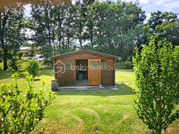 À seulement quelques minutes de Boën-sur-Lignon, de Saint Gremain Laval  et de l'accès autoroutier, venez découvrir cette agréable maison familiale de 142 m² habitables, implantée sur une magnifique parcelle arborée de 2 394 m² offrant espace, calme et qualité de vie.

Dès l'entrée, vous serez séduits par les volumes et la luminosité de cette maison familiale, où chaque espace a été pensé pour offrir confort et praticité au quotidien. Le poêle à bois apporte une touche chaleureuse à cet espace de vie convivial.

Le rez-de-chaussée propose une cuisine équipée indépendante, un lumineux séjour de près de 29 m², trois chambres confortables, une salle d'eau avec douche à l'italienne ainsi qu'un WC indépendant.

Véritable atout de cette maison, les trois chambres sont situées sur le niveau principal, permettant une vie de plain-pied particulièrement confortable au quotidien.

À l'étage, une vaste pièce aménagée d'environ 40 m² habitables offre de nombreuses possibilités : dortoir, salle de jeux, espace détente, bureau, atelier créatif ou chambre supplémentaire selon vos besoins. Un WC avec lavabo complète cet espace. Les combles offrent ainsi un véritable lieu de vie complémentaire pour accueillir famille et amis.

Le sous-sol complet constitue un autre point fort du bien. Il comprend un garage de plus de 34 m², une cave, un vaste dégagement, une cuisine d'été ainsi qu'une salle d'eau avec WC. Un ensemble particulièrement appréciable pour une grande famille, un artisan ou toute personne recherchant de nombreux espaces de rangement et de stockage.

À l'extérieur, le terrain arboré de 2 394 m² offre un environnement verdoyant et agréable à vivre. Vous profiterez également d'une cabane de jardin ainsi que d'un second abri situé à proximité de la maison, apportant des espaces de stockage supplémentaires très pratiques au quotidien.

Côté confort, la maison bénéficie du double vitrage PVC, de la fibre optique, du tout-à-l'égout, d'un chauffage assuré par une chaudière fioul à condensation complétée par un poêle à bois. Les fenêtres des chambres sont équipées de moustiquaires intégrées, un confort particulièrement apprécié durant la belle saison. Son classement énergétique D témoigne d'un niveau de performance équilibré pour ce type de construction.

Une maison entretenue, fonctionnelle et pleine de potentiel, idéale pour une famille en quête d'espace et de tranquillité, tout en restant proche des commodités et des principaux axes de circulation.

Une visite suffira pour en apprécier tout le potentiel.