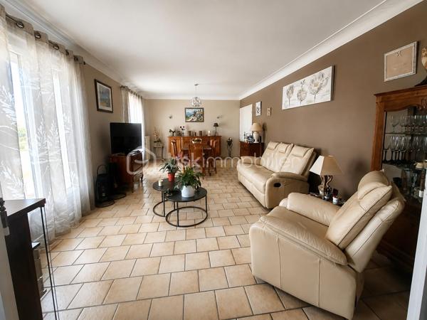 À seulement quelques minutes de Boën-sur-Lignon, de Saint Gremain Laval  et de l'accès autoroutier, venez découvrir cette agréable maison familiale de 142 m² habitables, implantée sur une magnifique parcelle arborée de 2 394 m² offrant espace, calme et qualité de vie.

Dès l'entrée, vous serez séduits par les volumes et la luminosité de cette maison familiale, où chaque espace a été pensé pour offrir confort et praticité au quotidien. Le poêle à bois apporte une touche chaleureuse à cet espace de vie convivial.

Le rez-de-chaussée propose une cuisine équipée indépendante, un lumineux séjour de près de 29 m², trois chambres confortables, une salle d'eau avec douche à l'italienne ainsi qu'un WC indépendant.

Véritable atout de cette maison, les trois chambres sont situées sur le niveau principal, permettant une vie de plain-pied particulièrement confortable au quotidien.

À l'étage, une vaste pièce aménagée d'environ 40 m² habitables offre de nombreuses possibilités : dortoir, salle de jeux, espace détente, bureau, atelier créatif ou chambre supplémentaire selon vos besoins. Un WC avec lavabo complète cet espace. Les combles offrent ainsi un véritable lieu de vie complémentaire pour accueillir famille et amis.

Le sous-sol complet constitue un autre point fort du bien. Il comprend un garage de plus de 34 m², une cave, un vaste dégagement, une cuisine d'été ainsi qu'une salle d'eau avec WC. Un ensemble particulièrement appréciable pour une grande famille, un artisan ou toute personne recherchant de nombreux espaces de rangement et de stockage.

À l'extérieur, le terrain arboré de 2 394 m² offre un environnement verdoyant et agréable à vivre. Vous profiterez également d'une cabane de jardin ainsi que d'un second abri situé à proximité de la maison, apportant des espaces de stockage supplémentaires très pratiques au quotidien.

Côté confort, la maison bénéficie du double vitrage PVC, de la fibre optique, du tout-à-l'égout, d'un chauffage assuré par une chaudière fioul à condensation complétée par un poêle à bois. Les fenêtres des chambres sont équipées de moustiquaires intégrées, un confort particulièrement apprécié durant la belle saison. Son classement énergétique D témoigne d'un niveau de performance équilibré pour ce type de construction.

Une maison entretenue, fonctionnelle et pleine de potentiel, idéale pour une famille en quête d'espace et de tranquillité, tout en restant proche des commodités et des principaux axes de circulation.

Une visite suffira pour en apprécier tout le potentiel.