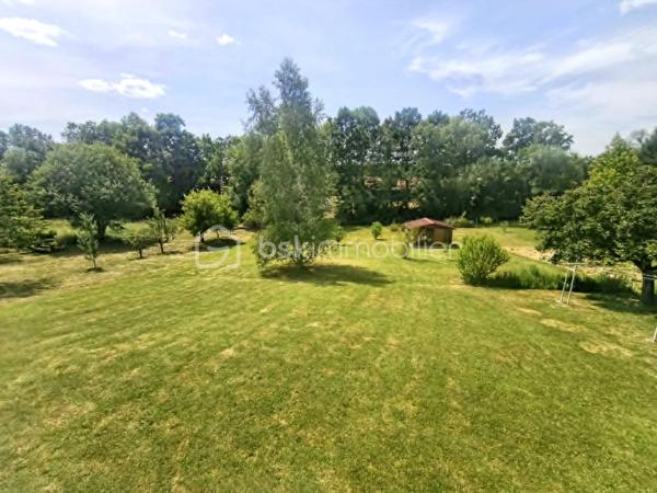 À seulement quelques minutes de Boën-sur-Lignon, de Saint Gremain Laval  et de l'accès autoroutier, venez découvrir cette agréable maison familiale de 142 m² habitables, implantée sur une magnifique parcelle arborée de 2 394 m² offrant espace, calme et qualité de vie.

Dès l'entrée, vous serez séduits par les volumes et la luminosité de cette maison familiale, où chaque espace a été pensé pour offrir confort et praticité au quotidien. Le poêle à bois apporte une touche chaleureuse à cet espace de vie convivial.

Le rez-de-chaussée propose une cuisine équipée indépendante, un lumineux séjour de près de 29 m², trois chambres confortables, une salle d'eau avec douche à l'italienne ainsi qu'un WC indépendant.

Véritable atout de cette maison, les trois chambres sont situées sur le niveau principal, permettant une vie de plain-pied particulièrement confortable au quotidien.

À l'étage, une vaste pièce aménagée d'environ 40 m² habitables offre de nombreuses possibilités : dortoir, salle de jeux, espace détente, bureau, atelier créatif ou chambre supplémentaire selon vos besoins. Un WC avec lavabo complète cet espace. Les combles offrent ainsi un véritable lieu de vie complémentaire pour accueillir famille et amis.

Le sous-sol complet constitue un autre point fort du bien. Il comprend un garage de plus de 34 m², une cave, un vaste dégagement, une cuisine d'été ainsi qu'une salle d'eau avec WC. Un ensemble particulièrement appréciable pour une grande famille, un artisan ou toute personne recherchant de nombreux espaces de rangement et de stockage.

À l'extérieur, le terrain arboré de 2 394 m² offre un environnement verdoyant et agréable à vivre. Vous profiterez également d'une cabane de jardin ainsi que d'un second abri situé à proximité de la maison, apportant des espaces de stockage supplémentaires très pratiques au quotidien.

Côté confort, la maison bénéficie du double vitrage PVC, de la fibre optique, du tout-à-l'égout, d'un chauffage assuré par une chaudière fioul à condensation complétée par un poêle à bois. Les fenêtres des chambres sont équipées de moustiquaires intégrées, un confort particulièrement apprécié durant la belle saison. Son classement énergétique D témoigne d'un niveau de performance équilibré pour ce type de construction.

Une maison entretenue, fonctionnelle et pleine de potentiel, idéale pour une famille en quête d'espace et de tranquillité, tout en restant proche des commodités et des principaux axes de circulation.

Une visite suffira pour en apprécier tout le potentiel.