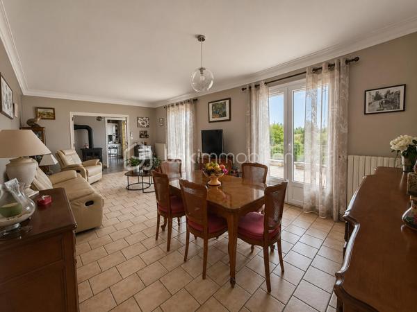 À seulement quelques minutes de Boën-sur-Lignon, de Saint Gremain Laval  et de l'accès autoroutier, venez découvrir cette agréable maison familiale de 142 m² habitables, implantée sur une magnifique parcelle arborée de 2 394 m² offrant espace, calme et qualité de vie.

Dès l'entrée, vous serez séduits par les volumes et la luminosité de cette maison familiale, où chaque espace a été pensé pour offrir confort et praticité au quotidien. Le poêle à bois apporte une touche chaleureuse à cet espace de vie convivial.

Le rez-de-chaussée propose une cuisine équipée indépendante, un lumineux séjour de près de 29 m², trois chambres confortables, une salle d'eau avec douche à l'italienne ainsi qu'un WC indépendant.

Véritable atout de cette maison, les trois chambres sont situées sur le niveau principal, permettant une vie de plain-pied particulièrement confortable au quotidien.

À l'étage, une vaste pièce aménagée d'environ 40 m² habitables offre de nombreuses possibilités : dortoir, salle de jeux, espace détente, bureau, atelier créatif ou chambre supplémentaire selon vos besoins. Un WC avec lavabo complète cet espace. Les combles offrent ainsi un véritable lieu de vie complémentaire pour accueillir famille et amis.

Le sous-sol complet constitue un autre point fort du bien. Il comprend un garage de plus de 34 m², une cave, un vaste dégagement, une cuisine d'été ainsi qu'une salle d'eau avec WC. Un ensemble particulièrement appréciable pour une grande famille, un artisan ou toute personne recherchant de nombreux espaces de rangement et de stockage.

À l'extérieur, le terrain arboré de 2 394 m² offre un environnement verdoyant et agréable à vivre. Vous profiterez également d'une cabane de jardin ainsi que d'un second abri situé à proximité de la maison, apportant des espaces de stockage supplémentaires très pratiques au quotidien.

Côté confort, la maison bénéficie du double vitrage PVC, de la fibre optique, du tout-à-l'égout, d'un chauffage assuré par une chaudière fioul à condensation complétée par un poêle à bois. Les fenêtres des chambres sont équipées de moustiquaires intégrées, un confort particulièrement apprécié durant la belle saison. Son classement énergétique D témoigne d'un niveau de performance équilibré pour ce type de construction.

Une maison entretenue, fonctionnelle et pleine de potentiel, idéale pour une famille en quête d'espace et de tranquillité, tout en restant proche des commodités et des principaux axes de circulation.

Une visite suffira pour en apprécier tout le potentiel.