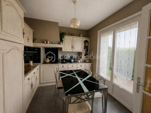 À seulement quelques minutes de Boën-sur-Lignon, de Saint Gremain Laval  et de l'accès autoroutier, venez découvrir cette agréable maison familiale de 142 m² habitables, implantée sur une magnifique parcelle arborée de 2 394 m² offrant espace, calme et qualité de vie.

Dès l'entrée, vous serez séduits par les volumes et la luminosité de cette maison familiale, où chaque espace a été pensé pour offrir confort et praticité au quotidien. Le poêle à bois apporte une touche chaleureuse à cet espace de vie convivial.

Le rez-de-chaussée propose une cuisine équipée indépendante, un lumineux séjour de près de 29 m², trois chambres confortables, une salle d'eau avec douche à l'italienne ainsi qu'un WC indépendant.

Véritable atout de cette maison, les trois chambres sont situées sur le niveau principal, permettant une vie de plain-pied particulièrement confortable au quotidien.

À l'étage, une vaste pièce aménagée d'environ 40 m² habitables offre de nombreuses possibilités : dortoir, salle de jeux, espace détente, bureau, atelier créatif ou chambre supplémentaire selon vos besoins. Un WC avec lavabo complète cet espace. Les combles offrent ainsi un véritable lieu de vie complémentaire pour accueillir famille et amis.

Le sous-sol complet constitue un autre point fort du bien. Il comprend un garage de plus de 34 m², une cave, un vaste dégagement, une cuisine d'été ainsi qu'une salle d'eau avec WC. Un ensemble particulièrement appréciable pour une grande famille, un artisan ou toute personne recherchant de nombreux espaces de rangement et de stockage.

À l'extérieur, le terrain arboré de 2 394 m² offre un environnement verdoyant et agréable à vivre. Vous profiterez également d'une cabane de jardin ainsi que d'un second abri situé à proximité de la maison, apportant des espaces de stockage supplémentaires très pratiques au quotidien.

Côté confort, la maison bénéficie du double vitrage PVC, de la fibre optique, du tout-à-l'égout, d'un chauffage assuré par une chaudière fioul à condensation complétée par un poêle à bois. Les fenêtres des chambres sont équipées de moustiquaires intégrées, un confort particulièrement apprécié durant la belle saison. Son classement énergétique D témoigne d'un niveau de performance équilibré pour ce type de construction.

Une maison entretenue, fonctionnelle et pleine de potentiel, idéale pour une famille en quête d'espace et de tranquillité, tout en restant proche des commodités et des principaux axes de circulation.

Une visite suffira pour en apprécier tout le potentiel.