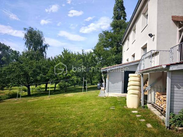 À seulement quelques minutes de Boën-sur-Lignon, de Saint Gremain Laval  et de l'accès autoroutier, venez découvrir cette agréable maison familiale de 142 m² habitables, implantée sur une magnifique parcelle arborée de 2 394 m² offrant espace, calme et qualité de vie.

Dès l'entrée, vous serez séduits par les volumes et la luminosité de cette maison familiale, où chaque espace a été pensé pour offrir confort et praticité au quotidien. Le poêle à bois apporte une touche chaleureuse à cet espace de vie convivial.

Le rez-de-chaussée propose une cuisine équipée indépendante, un lumineux séjour de près de 29 m², trois chambres confortables, une salle d'eau avec douche à l'italienne ainsi qu'un WC indépendant.

Véritable atout de cette maison, les trois chambres sont situées sur le niveau principal, permettant une vie de plain-pied particulièrement confortable au quotidien.

À l'étage, une vaste pièce aménagée d'environ 40 m² habitables offre de nombreuses possibilités : dortoir, salle de jeux, espace détente, bureau, atelier créatif ou chambre supplémentaire selon vos besoins. Un WC avec lavabo complète cet espace. Les combles offrent ainsi un véritable lieu de vie complémentaire pour accueillir famille et amis.

Le sous-sol complet constitue un autre point fort du bien. Il comprend un garage de plus de 34 m², une cave, un vaste dégagement, une cuisine d'été ainsi qu'une salle d'eau avec WC. Un ensemble particulièrement appréciable pour une grande famille, un artisan ou toute personne recherchant de nombreux espaces de rangement et de stockage.

À l'extérieur, le terrain arboré de 2 394 m² offre un environnement verdoyant et agréable à vivre. Vous profiterez également d'une cabane de jardin ainsi que d'un second abri situé à proximité de la maison, apportant des espaces de stockage supplémentaires très pratiques au quotidien.

Côté confort, la maison bénéficie du double vitrage PVC, de la fibre optique, du tout-à-l'égout, d'un chauffage assuré par une chaudière fioul à condensation complétée par un poêle à bois. Les fenêtres des chambres sont équipées de moustiquaires intégrées, un confort particulièrement apprécié durant la belle saison. Son classement énergétique D témoigne d'un niveau de performance équilibré pour ce type de construction.

Une maison entretenue, fonctionnelle et pleine de potentiel, idéale pour une famille en quête d'espace et de tranquillité, tout en restant proche des commodités et des principaux axes de circulation.

Une visite suffira pour en apprécier tout le potentiel.