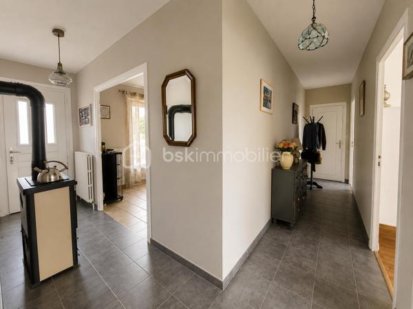 À seulement quelques minutes de Boën-sur-Lignon, de Saint Gremain Laval  et de l'accès autoroutier, venez découvrir cette agréable maison familiale de 142 m² habitables, implantée sur une magnifique parcelle arborée de 2 394 m² offrant espace, calme et qualité de vie.

Dès l'entrée, vous serez séduits par les volumes et la luminosité de cette maison familiale, où chaque espace a été pensé pour offrir confort et praticité au quotidien. Le poêle à bois apporte une touche chaleureuse à cet espace de vie convivial.

Le rez-de-chaussée propose une cuisine équipée indépendante, un lumineux séjour de près de 29 m², trois chambres confortables, une salle d'eau avec douche à l'italienne ainsi qu'un WC indépendant.

Véritable atout de cette maison, les trois chambres sont situées sur le niveau principal, permettant une vie de plain-pied particulièrement confortable au quotidien.

À l'étage, une vaste pièce aménagée d'environ 40 m² habitables offre de nombreuses possibilités : dortoir, salle de jeux, espace détente, bureau, atelier créatif ou chambre supplémentaire selon vos besoins. Un WC avec lavabo complète cet espace. Les combles offrent ainsi un véritable lieu de vie complémentaire pour accueillir famille et amis.

Le sous-sol complet constitue un autre point fort du bien. Il comprend un garage de plus de 34 m², une cave, un vaste dégagement, une cuisine d'été ainsi qu'une salle d'eau avec WC. Un ensemble particulièrement appréciable pour une grande famille, un artisan ou toute personne recherchant de nombreux espaces de rangement et de stockage.

À l'extérieur, le terrain arboré de 2 394 m² offre un environnement verdoyant et agréable à vivre. Vous profiterez également d'une cabane de jardin ainsi que d'un second abri situé à proximité de la maison, apportant des espaces de stockage supplémentaires très pratiques au quotidien.

Côté confort, la maison bénéficie du double vitrage PVC, de la fibre optique, du tout-à-l'égout, d'un chauffage assuré par une chaudière fioul à condensation complétée par un poêle à bois. Les fenêtres des chambres sont équipées de moustiquaires intégrées, un confort particulièrement apprécié durant la belle saison. Son classement énergétique D témoigne d'un niveau de performance équilibré pour ce type de construction.

Une maison entretenue, fonctionnelle et pleine de potentiel, idéale pour une famille en quête d'espace et de tranquillité, tout en restant proche des commodités et des principaux axes de circulation.

Une visite suffira pour en apprécier tout le potentiel.