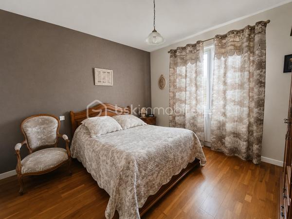 À seulement quelques minutes de Boën-sur-Lignon, de Saint Gremain Laval  et de l'accès autoroutier, venez découvrir cette agréable maison familiale de 142 m² habitables, implantée sur une magnifique parcelle arborée de 2 394 m² offrant espace, calme et qualité de vie.

Dès l'entrée, vous serez séduits par les volumes et la luminosité de cette maison familiale, où chaque espace a été pensé pour offrir confort et praticité au quotidien. Le poêle à bois apporte une touche chaleureuse à cet espace de vie convivial.

Le rez-de-chaussée propose une cuisine équipée indépendante, un lumineux séjour de près de 29 m², trois chambres confortables, une salle d'eau avec douche à l'italienne ainsi qu'un WC indépendant.

Véritable atout de cette maison, les trois chambres sont situées sur le niveau principal, permettant une vie de plain-pied particulièrement confortable au quotidien.

À l'étage, une vaste pièce aménagée d'environ 40 m² habitables offre de nombreuses possibilités : dortoir, salle de jeux, espace détente, bureau, atelier créatif ou chambre supplémentaire selon vos besoins. Un WC avec lavabo complète cet espace. Les combles offrent ainsi un véritable lieu de vie complémentaire pour accueillir famille et amis.

Le sous-sol complet constitue un autre point fort du bien. Il comprend un garage de plus de 34 m², une cave, un vaste dégagement, une cuisine d'été ainsi qu'une salle d'eau avec WC. Un ensemble particulièrement appréciable pour une grande famille, un artisan ou toute personne recherchant de nombreux espaces de rangement et de stockage.

À l'extérieur, le terrain arboré de 2 394 m² offre un environnement verdoyant et agréable à vivre. Vous profiterez également d'une cabane de jardin ainsi que d'un second abri situé à proximité de la maison, apportant des espaces de stockage supplémentaires très pratiques au quotidien.

Côté confort, la maison bénéficie du double vitrage PVC, de la fibre optique, du tout-à-l'égout, d'un chauffage assuré par une chaudière fioul à condensation complétée par un poêle à bois. Les fenêtres des chambres sont équipées de moustiquaires intégrées, un confort particulièrement apprécié durant la belle saison. Son classement énergétique D témoigne d'un niveau de performance équilibré pour ce type de construction.

Une maison entretenue, fonctionnelle et pleine de potentiel, idéale pour une famille en quête d'espace et de tranquillité, tout en restant proche des commodités et des principaux axes de circulation.

Une visite suffira pour en apprécier tout le potentiel.