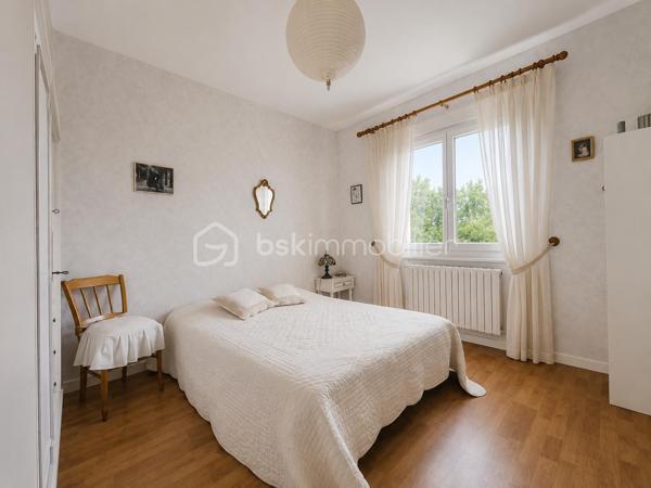 À seulement quelques minutes de Boën-sur-Lignon, de Saint Gremain Laval  et de l'accès autoroutier, venez découvrir cette agréable maison familiale de 142 m² habitables, implantée sur une magnifique parcelle arborée de 2 394 m² offrant espace, calme et qualité de vie.

Dès l'entrée, vous serez séduits par les volumes et la luminosité de cette maison familiale, où chaque espace a été pensé pour offrir confort et praticité au quotidien. Le poêle à bois apporte une touche chaleureuse à cet espace de vie convivial.

Le rez-de-chaussée propose une cuisine équipée indépendante, un lumineux séjour de près de 29 m², trois chambres confortables, une salle d'eau avec douche à l'italienne ainsi qu'un WC indépendant.

Véritable atout de cette maison, les trois chambres sont situées sur le niveau principal, permettant une vie de plain-pied particulièrement confortable au quotidien.

À l'étage, une vaste pièce aménagée d'environ 40 m² habitables offre de nombreuses possibilités : dortoir, salle de jeux, espace détente, bureau, atelier créatif ou chambre supplémentaire selon vos besoins. Un WC avec lavabo complète cet espace. Les combles offrent ainsi un véritable lieu de vie complémentaire pour accueillir famille et amis.

Le sous-sol complet constitue un autre point fort du bien. Il comprend un garage de plus de 34 m², une cave, un vaste dégagement, une cuisine d'été ainsi qu'une salle d'eau avec WC. Un ensemble particulièrement appréciable pour une grande famille, un artisan ou toute personne recherchant de nombreux espaces de rangement et de stockage.

À l'extérieur, le terrain arboré de 2 394 m² offre un environnement verdoyant et agréable à vivre. Vous profiterez également d'une cabane de jardin ainsi que d'un second abri situé à proximité de la maison, apportant des espaces de stockage supplémentaires très pratiques au quotidien.

Côté confort, la maison bénéficie du double vitrage PVC, de la fibre optique, du tout-à-l'égout, d'un chauffage assuré par une chaudière fioul à condensation complétée par un poêle à bois. Les fenêtres des chambres sont équipées de moustiquaires intégrées, un confort particulièrement apprécié durant la belle saison. Son classement énergétique D témoigne d'un niveau de performance équilibré pour ce type de construction.

Une maison entretenue, fonctionnelle et pleine de potentiel, idéale pour une famille en quête d'espace et de tranquillité, tout en restant proche des commodités et des principaux axes de circulation.

Une visite suffira pour en apprécier tout le potentiel.