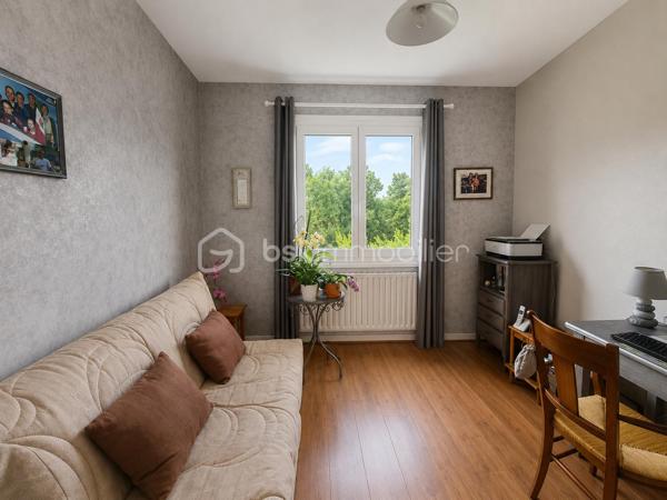 À seulement quelques minutes de Boën-sur-Lignon, de Saint Gremain Laval  et de l'accès autoroutier, venez découvrir cette agréable maison familiale de 142 m² habitables, implantée sur une magnifique parcelle arborée de 2 394 m² offrant espace, calme et qualité de vie.

Dès l'entrée, vous serez séduits par les volumes et la luminosité de cette maison familiale, où chaque espace a été pensé pour offrir confort et praticité au quotidien. Le poêle à bois apporte une touche chaleureuse à cet espace de vie convivial.

Le rez-de-chaussée propose une cuisine équipée indépendante, un lumineux séjour de près de 29 m², trois chambres confortables, une salle d'eau avec douche à l'italienne ainsi qu'un WC indépendant.

Véritable atout de cette maison, les trois chambres sont situées sur le niveau principal, permettant une vie de plain-pied particulièrement confortable au quotidien.

À l'étage, une vaste pièce aménagée d'environ 40 m² habitables offre de nombreuses possibilités : dortoir, salle de jeux, espace détente, bureau, atelier créatif ou chambre supplémentaire selon vos besoins. Un WC avec lavabo complète cet espace. Les combles offrent ainsi un véritable lieu de vie complémentaire pour accueillir famille et amis.

Le sous-sol complet constitue un autre point fort du bien. Il comprend un garage de plus de 34 m², une cave, un vaste dégagement, une cuisine d'été ainsi qu'une salle d'eau avec WC. Un ensemble particulièrement appréciable pour une grande famille, un artisan ou toute personne recherchant de nombreux espaces de rangement et de stockage.

À l'extérieur, le terrain arboré de 2 394 m² offre un environnement verdoyant et agréable à vivre. Vous profiterez également d'une cabane de jardin ainsi que d'un second abri situé à proximité de la maison, apportant des espaces de stockage supplémentaires très pratiques au quotidien.

Côté confort, la maison bénéficie du double vitrage PVC, de la fibre optique, du tout-à-l'égout, d'un chauffage assuré par une chaudière fioul à condensation complétée par un poêle à bois. Les fenêtres des chambres sont équipées de moustiquaires intégrées, un confort particulièrement apprécié durant la belle saison. Son classement énergétique D témoigne d'un niveau de performance équilibré pour ce type de construction.

Une maison entretenue, fonctionnelle et pleine de potentiel, idéale pour une famille en quête d'espace et de tranquillité, tout en restant proche des commodités et des principaux axes de circulation.

Une visite suffira pour en apprécier tout le potentiel.