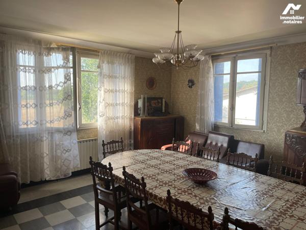 GRANDE MAISON avec jardin et bâtiment.