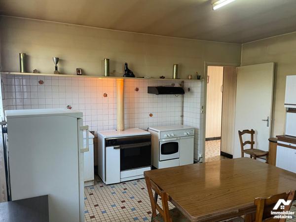 GRANDE MAISON avec jardin et bâtiment.